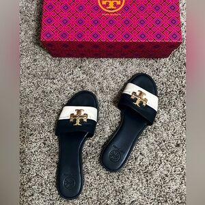 Firm price 💯💯💯💯Tory Burch leather Sandals with Gold Accent. Size 7